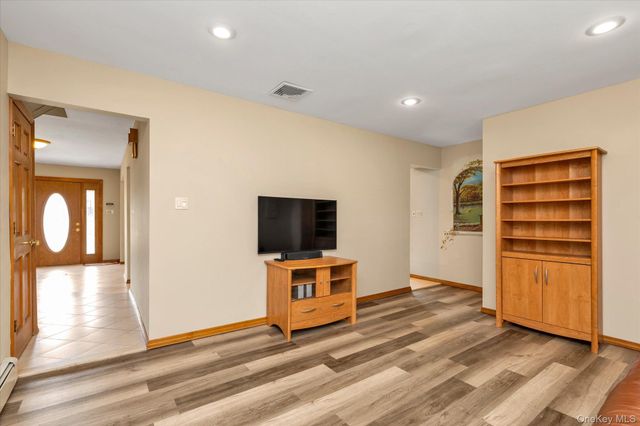 7 Freedom Court, Babylon, NY 11702