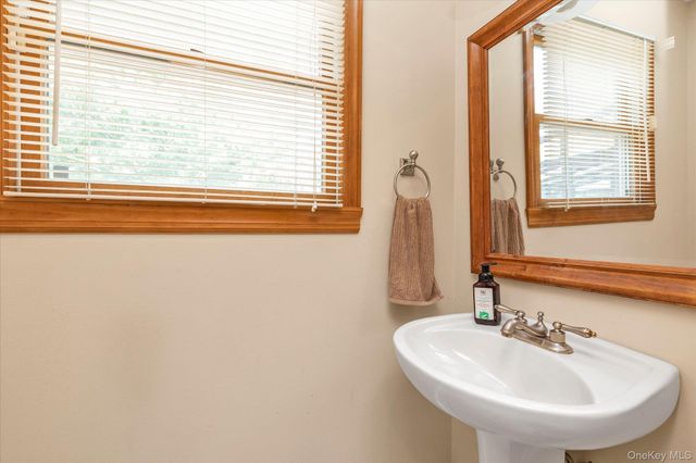 7 Freedom Court, Babylon, NY 11702