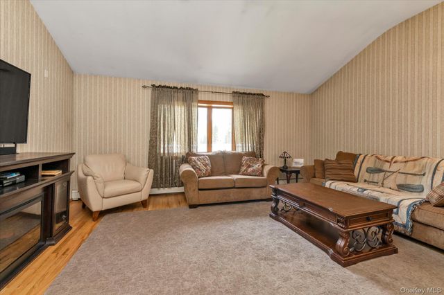 7 Freedom Court, Babylon, NY 11702