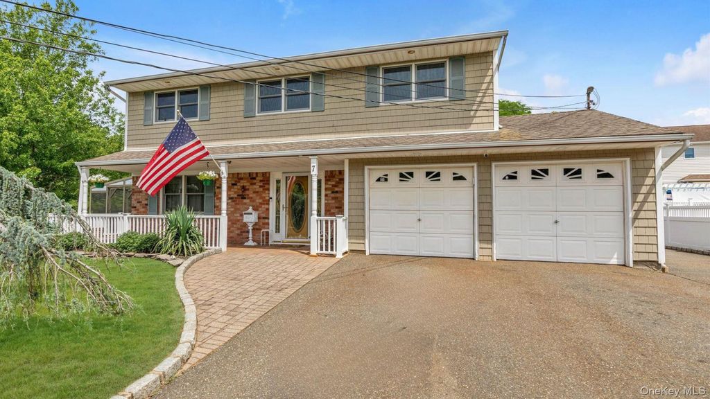 7 Freedom Court, Babylon, NY 11702