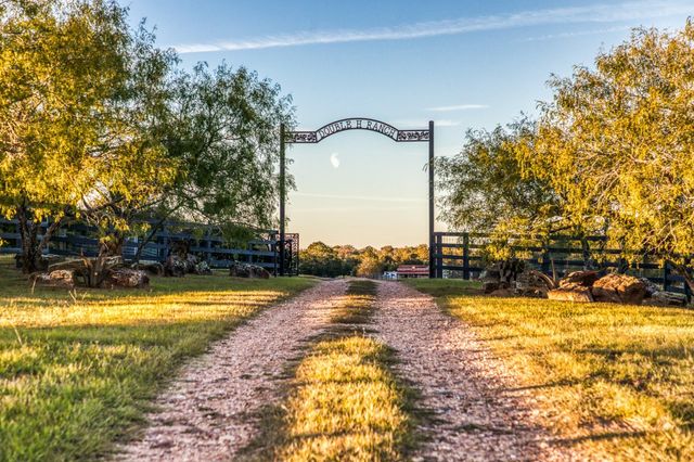 39761 Mesquite Road, Hempstead, TX 77445