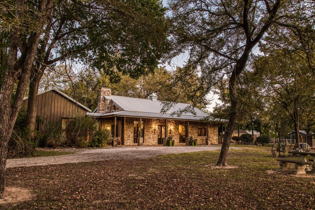39761 Mesquite Road, Hempstead, TX 77445