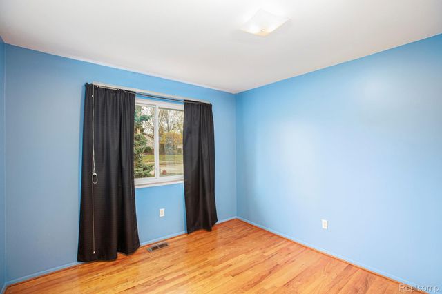 2405 Elmcrest Road, Sterling Heights, MI 48310