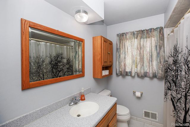 2405 Elmcrest Road, Sterling Heights, MI 48310