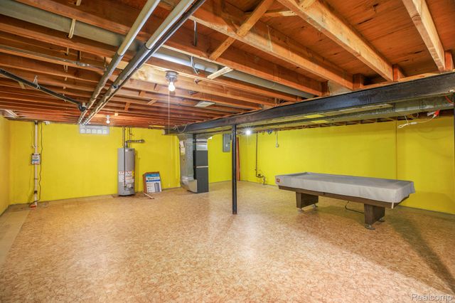 2405 Elmcrest Road, Sterling Heights, MI 48310