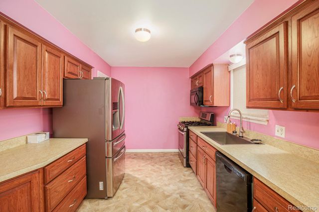 2405 Elmcrest Road, Sterling Heights, MI 48310