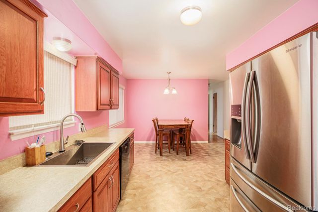 2405 Elmcrest Road, Sterling Heights, MI 48310