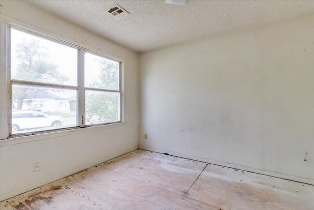 1746 Chautauqua, Wichita, KS 67214