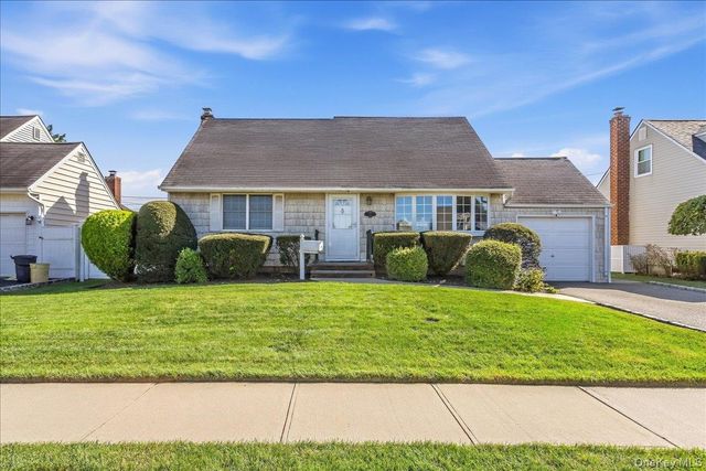 38 Croyden Lane, Hicksville, NY 11801