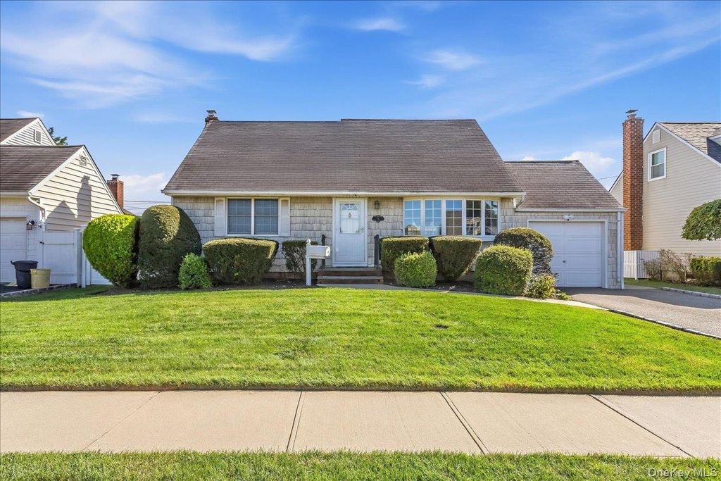38 Croyden Lane, Hicksville, NY 11801 — photo 2