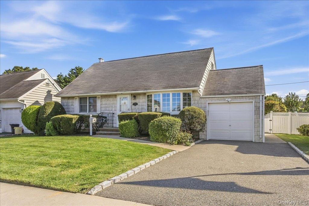 38 Croyden Lane, Hicksville, NY 11801 — photo 3