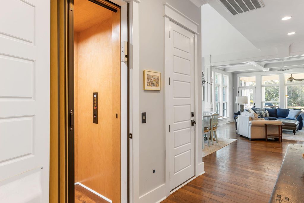 Image 7 of property listing at 1525 Mossy Branch Way, Mount Pleasant, SC 29464