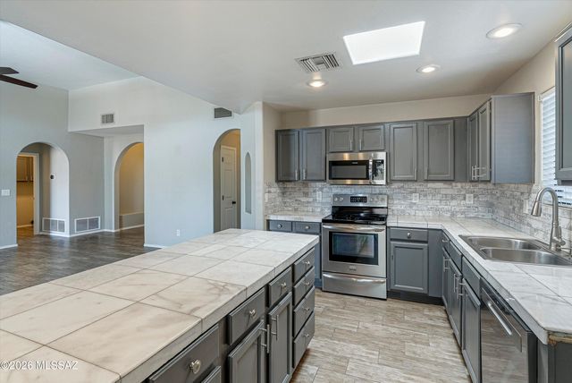 11001 E Indigo Bush Place, Tucson, AZ 85748