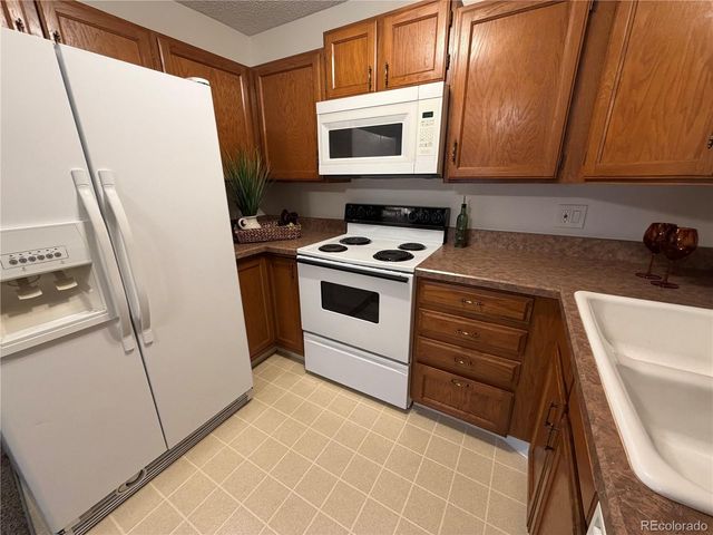 3184 S Heather Gardens Way 205, Aurora, CO 80014