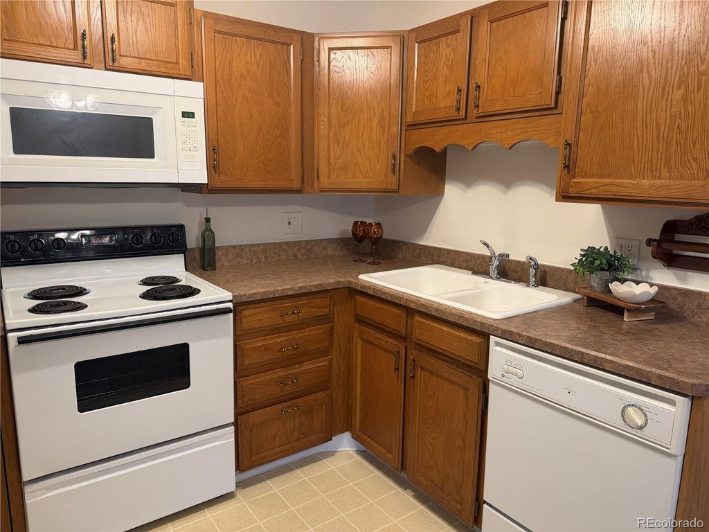 3184 S Heather Gardens Way 205, Aurora, CO 80014