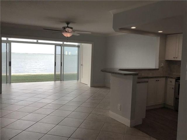 400 Wilma Circle 105, Riviera Beach, FL 33404