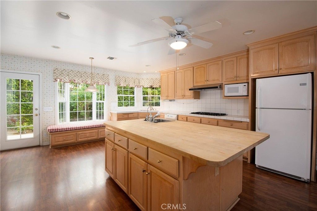 Image 10 of property listing at 375 W Las Flores, Arcadia, CA 91007
