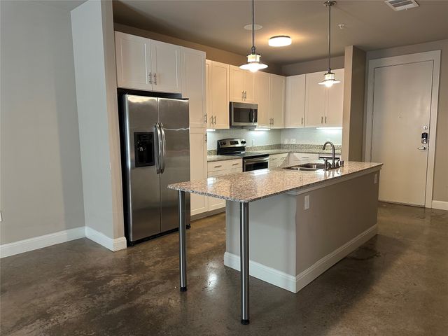 801 N Bishop Avenue 1-107, Dallas, TX 75208