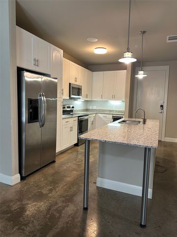 801 N Bishop Avenue 1-107, Dallas, TX 75208