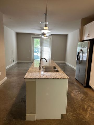 801 N Bishop Avenue 1-107, Dallas, TX 75208