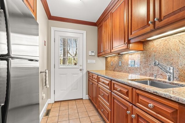 2 Liberty Ln, Lynnfield, MA 01940