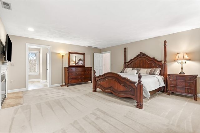 2 Liberty Ln, Lynnfield, MA 01940
