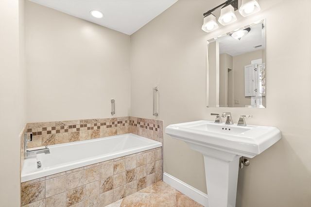 2 Liberty Ln, Lynnfield, MA 01940