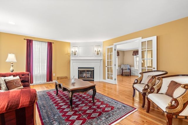 2 Liberty Ln, Lynnfield, MA 01940