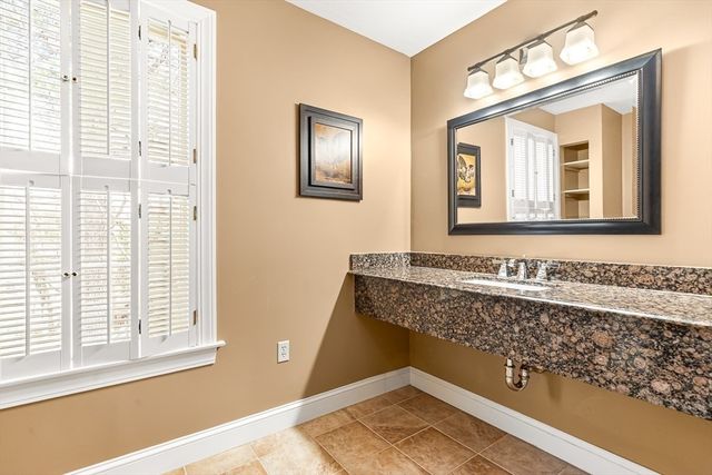 2 Liberty Ln, Lynnfield, MA 01940