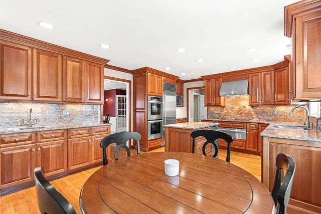 2 Liberty Ln, Lynnfield, MA 01940