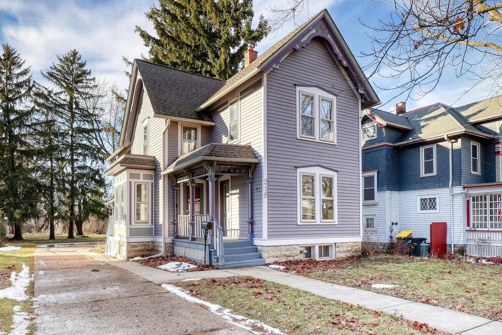 318 N Hartwell AVENUE, Waukesha, WI 53186
