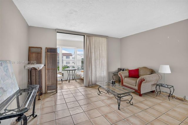 2811 Somerset Drive 405, Lauderdale Lakes, FL 33311