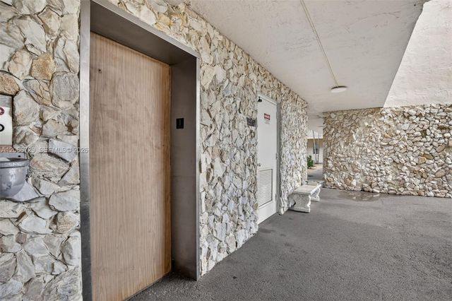 2811 Somerset Drive 405, Lauderdale Lakes, FL 33311