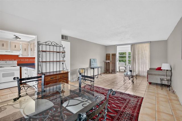 2811 Somerset Drive 405, Lauderdale Lakes, FL 33311