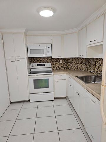 500 BAYVIEW Drive 817, Sunny Isles Beach, FL 33160