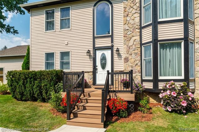 1900 S Lake Court, Novi, MI 48377