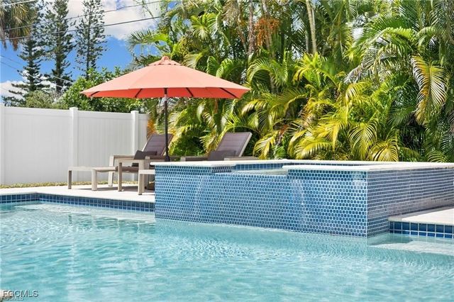 521 102nd AVE N, Naples, FL 34108