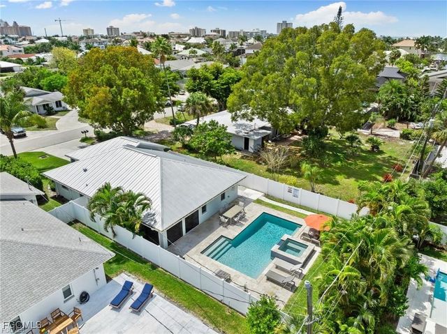 521 102nd AVE N, Naples, FL 34108