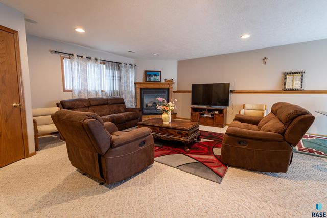 612 N Sandberg Dr Drive, Sioux Falls, SD 57110