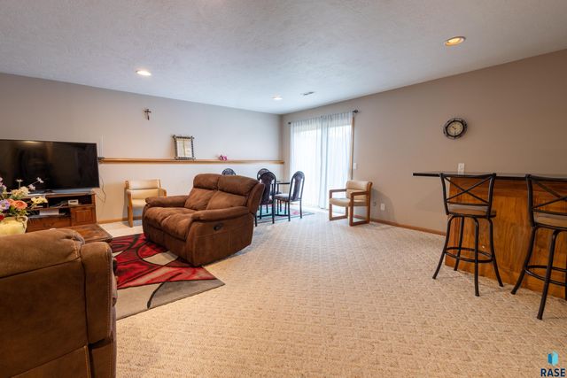 612 N Sandberg Dr Drive, Sioux Falls, SD 57110