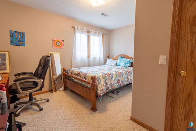 612 N Sandberg Dr Drive, Sioux Falls, SD 57110