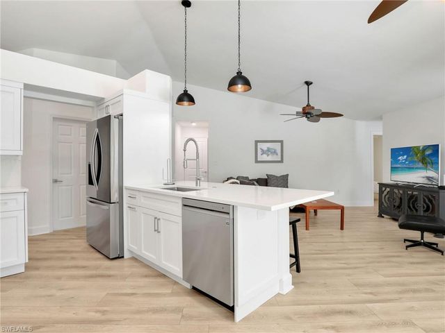 2474 Outrigger LN, Naples, FL 34104