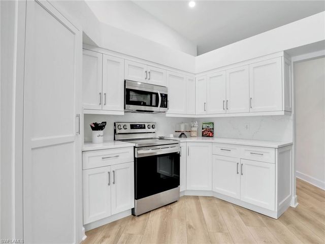 2474 Outrigger LN, Naples, FL 34104