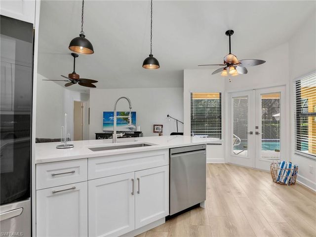 2474 Outrigger LN, Naples, FL 34104