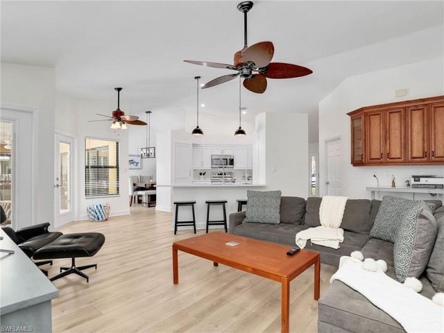 2474 Outrigger LN, Naples, FL 34104