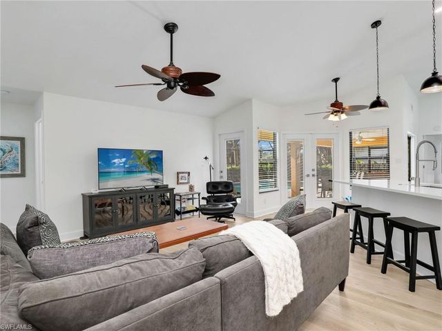 2474 Outrigger LN, Naples, FL 34104