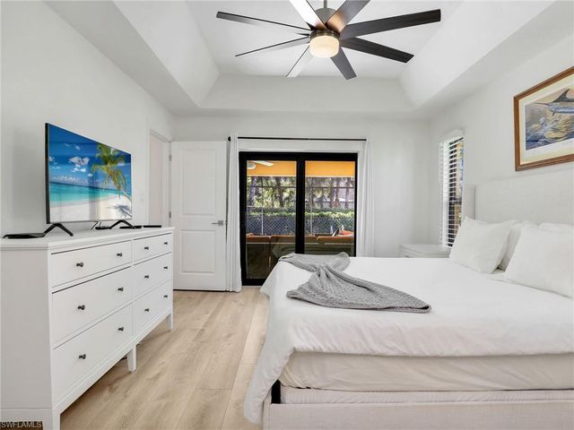 2474 Outrigger LN, Naples, FL 34104