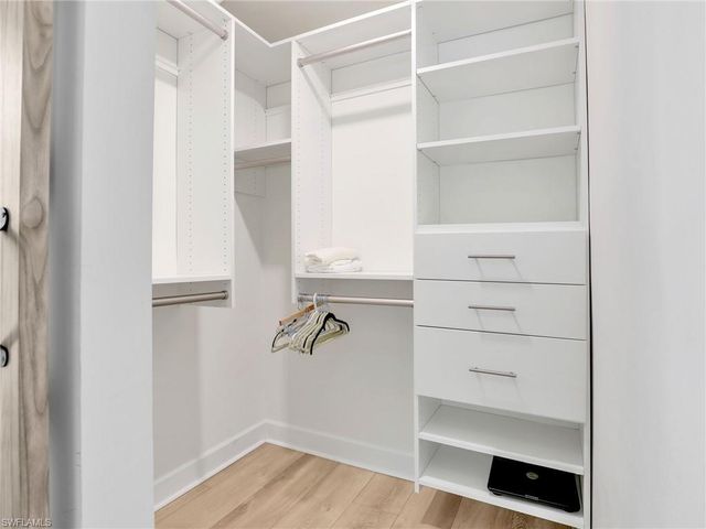 2474 Outrigger LN, Naples, FL 34104