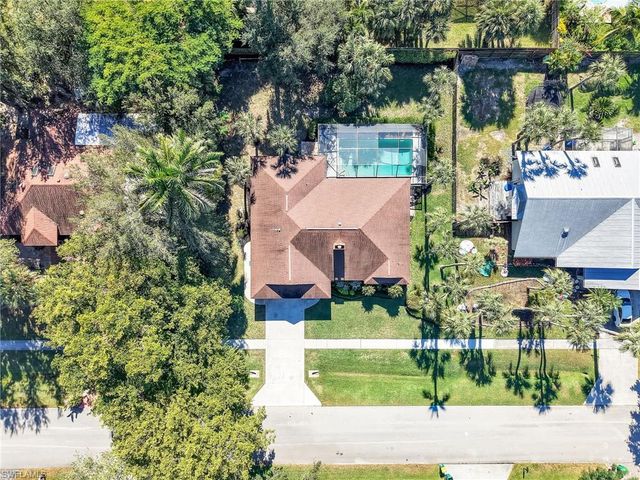 2474 Outrigger LN, Naples, FL 34104