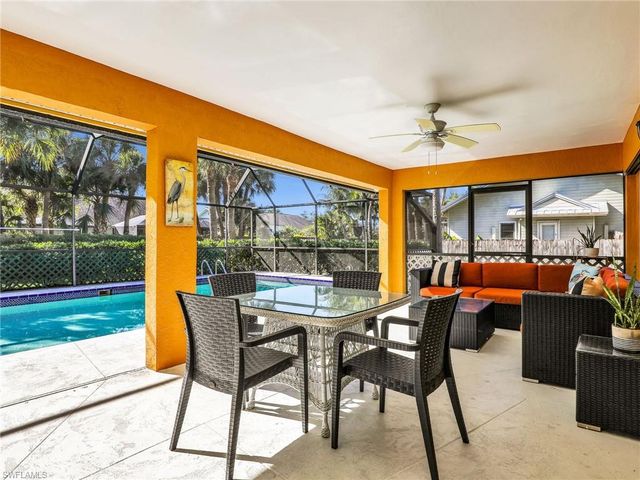 2474 Outrigger LN, Naples, FL 34104